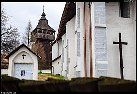 Stará Halič - dřevěná zvonice u kostela