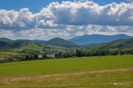 Obec Pichne mezi poli a pastvinami, v pozadí mohutný Sninský kameň ve Vihorlatu (2024)