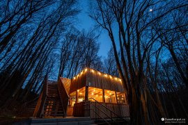 Moderní Bufet Zochova chata u cesty k lyžařskému svahu za svitu měsíce (2024)