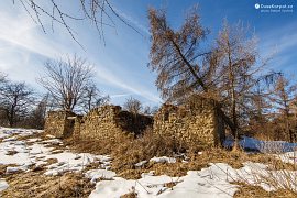 Kamenné zbytky zaniklého domu připomínají torzo turistické chaty Sklenár ve vrcholových částech Levočských vrchů (2019)