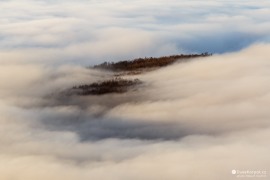 Sledovat z rozhledny převalující se mlhy přes kopce je silný zážitek (2022)
