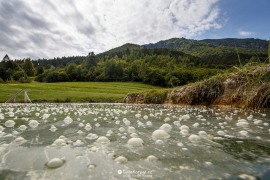 Bublající jezero je přírodním divem (2022)