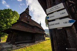 Turistický rozcestník u dřevěného kostela (2024)