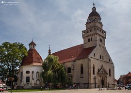 Farní kostel sv. Michala (farský kostol sv. Michala) a vlevo od něj karner sv. Anny (kaple s kostnicí) (2017)