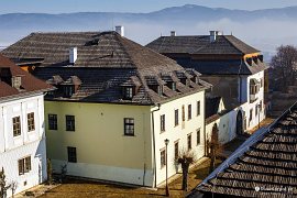 Dům kanovníků, v pozadí Smrekovica, nejvyšší hora pohoří Branisko (2019)