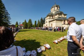 Pravoslavný chrám Panny Márie Ochránkyně a lidé v kruhu čekající na posvěcení svých velikonočních košíků (2024)