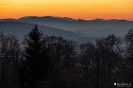 Čekání na východ slunce s pohledem k Čachtickému hradu, v pozadí vlevo za hradem je vrch Marhát v Považském Inovci (2023)