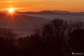 Slunce vykukuje nad vrcholem Rovence v Považském Inovci (2023)