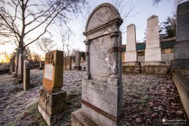 Židovský hřbitov pravděpodobně z 18. století, naposledy se tu pochovávalo v roce 1939, do roku 2016 byl skrytý v zarostlé vegetaci (2023)