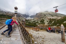 Kabinková lanovka si to míří do mraku na vrchol Lomničáku (2022)