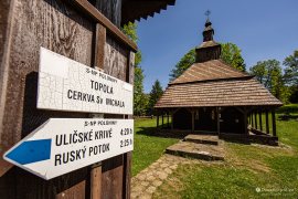 Turistický rozcestník přímo u kostela (2024)