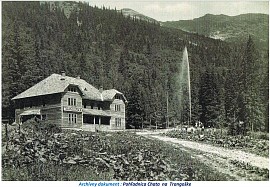 Historický snímek původní Chaty na Trangoške (r. 1939), z fotografie se zdá, že u chaty bývala fontána simulující gejzír (zdroj: výše odkazovaný dokument KST Lokomotíva BB)