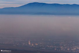 Pohled z Velkého Plešivce na ves Čachtice a mohutný Inovec (2023)
