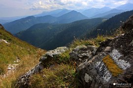 Výhled z vrcholu Osobité východním směrem, žlutá turistická značka je již minulostí