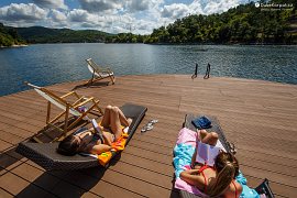 Příjemný odpočinek na molu u hotelu Jezero (2019)