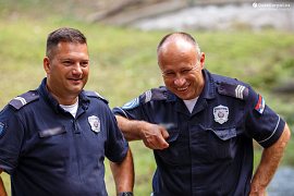 Srbští policisté v dobré náladě (2019)