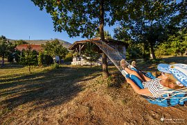 Zasloužený odpočinek v areálu koliby po výstupu na Šiljak (2019)