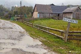 Bahnitý vjezd do vesničky Bahnuvate (2018)