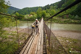 Most přes Čeremoš v Biloberizce, jediná rychlá spojnice obyvatelů vesničky k hlavní silnici a zastávce většiny autobusů (2018)