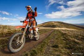 Česká motorkářka v jízdě po polonině s Gembou za zády (2018)