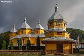 Roztoky (Розтоки) - dřevěná zvonice před kostelem (2018)