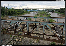 Černivci - mosty přes řeku Prut, v pozadí přes Prut přejíždí osobní vlak
