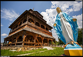 Historická dřevěná zvonice u kostela v obci Jasenycja-Zamkova (Ясениця-Замкова)