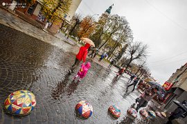 Vymalované zarážky proti vjezdu aut, v pozadí radnice na Rynku (2017)