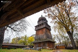 Dřevěná zvonice vedle kostela svatého Jiří (2017)