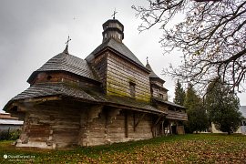 Dřevěný kostel Povýšení svatého Kříže, stojící o kousek dále (2017)