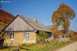 Venkovské stavení a malá holčička, naděje na pokračování života v obci (2017)