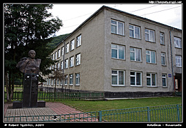 Pomník Ivana Olbrachta před koločavskou školou (2009)