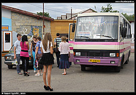 Kosiv - mladá Ukrajinka před autobusem do Ivano-Frankivska