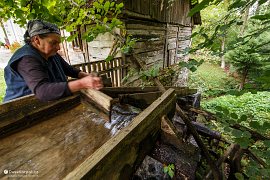 Mlynářka Olena Senynec (Олена Сениненець) manipuluje s dřevěnou přepážkou na vantroku (2018)