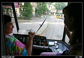 Lvov - řidička tramvaje si za jízdy vychutnává zmrzlinu