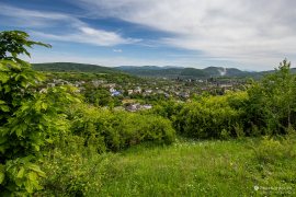 Výhled z Hurky na město a kopce v masivu Poloniny Runy (Ljutanska Holica, Polonina Runa) (2024)