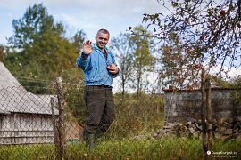 Pán se právě vrátil domů z práce v Česku, s radostí nám dává vlastní, velmi chutná jablka (2018)