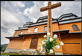 Skolivské Beskydy - dřevěný kostel (деревяна церква) v centru vesničky Kamjanka (Камянка)