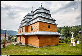 Skolivské Beskydy - dřevěný bojkovský kostel (деревяна бойківська церква) v centru vesničky Kamjanka (Камянка)