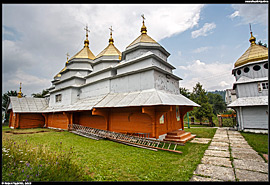 Skolivské Beskydy - vesnice Poljanycja (Поляниця), dřevěný kostel sv. Dymytrije (деревяна церква св. Дмитра)