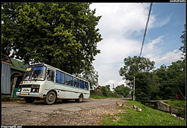 Skolivské Beskydy - vesnice Poljanycja (Поляниця), příjezd autobusu