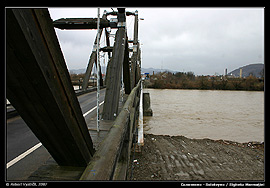 Hraniční most přes řeku Tisu ze Solotvyna směrem do Sighetu. Hraniční čára prochází středem řeky.