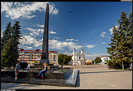 Volodymyr-Volynskyj (Володимир-Волинський) - centrum města, v pozadí kostel Joachima a Anny (костел Iоакiма та Анни)