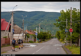 Pohled na mohutnou Černou horu z typické vynohradivské ulice