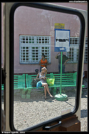 Dívka na autobusovém nádraží