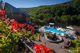 Hotel Sribne džerelo (Срібне джерело) uprostřed zalesněných hor Velykého Dilu (2017)